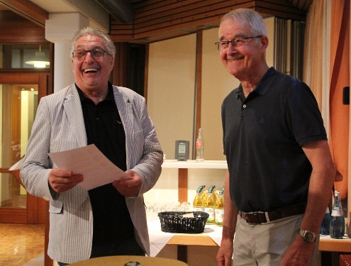 Herbert Vogt (links) wird für 60 Jahre Mitgliedschaft vom Ehrenratsvorsitzenden Klaus Sandkuhl mit der Urkunde zur Ehrenmitgliedschaft ausgezeichnet.